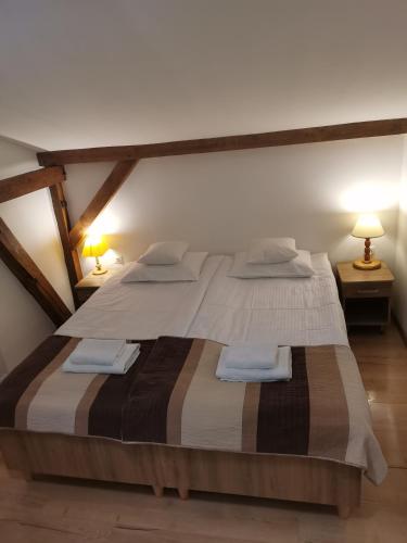 1 queen bed, 1 sofa bed
