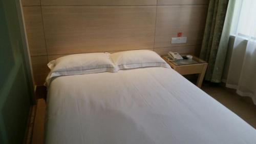 Luck 7 Inn Yichang CBD Stop at Luck 7 Inn Yichang CBD to discover the wonders of Yichang. Both business travelers and tourists can enjoy the propertys facilities and services. Service-minded staff will welcome and guide yo