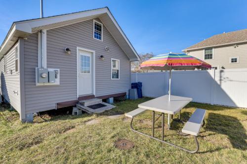 Charming Old Lyme Cottage, Steps to Private Beach! in Old Lyme, USA