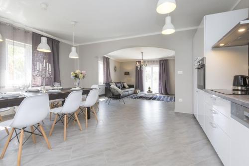 المرافق, Beautiful newly built holiday house with two separate units with private pool in Becici