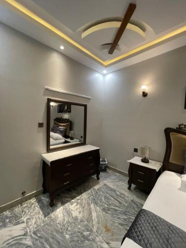 Cozy 2-Bed Portion at Gulshan Iqbal blk 7 - image 9