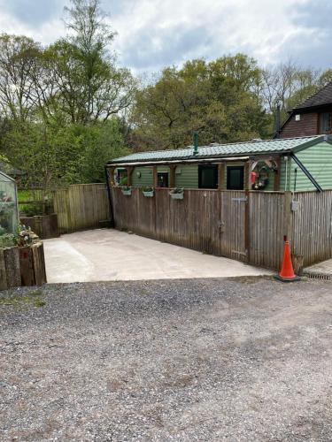 Secluded Woodland Hideaway - 2 Bed with Private Parking