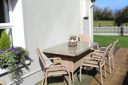 Erkély/terasz, Heather Cottage and Shepherds Hut in Knock