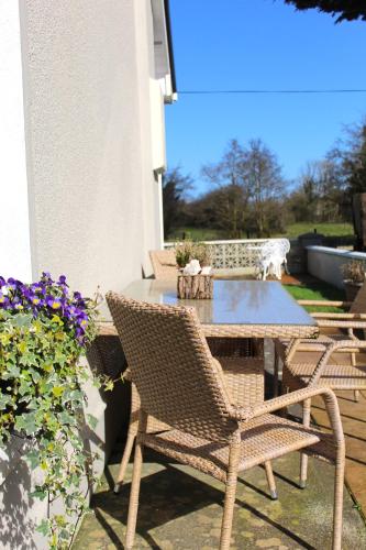 Erkély/terasz, Heather Cottage and Shepherds Hut in Knock