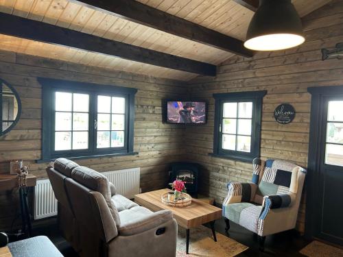 LITTLE ROCK RETREAT Log Cabin with Hot Tub in Tyrrellspass