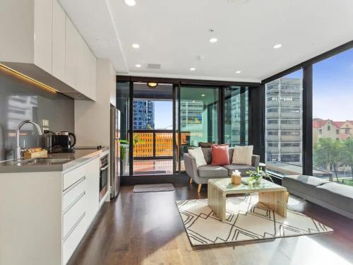 Central 2 BR apt - large balcony by Zodiak Stays