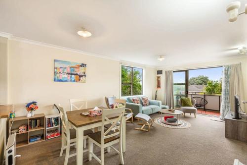 Lovely 2-Bedroom Rental with Parking Zodiak Stays in Eden Hegy