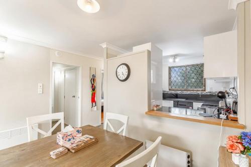 Lovely 2-Bedroom Rental with Parking Zodiak Stays in Eden Hegy