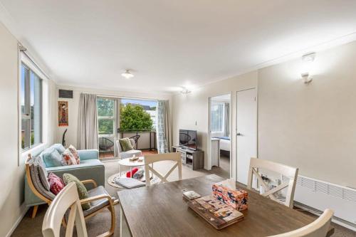 Lovely 2-Bedroom Rental with Parking Zodiak Stays in Eden Hegy