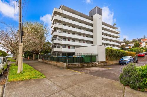 Lovely 2-Bedroom Rental with Parking Zodiak Stays in Eden Hegy