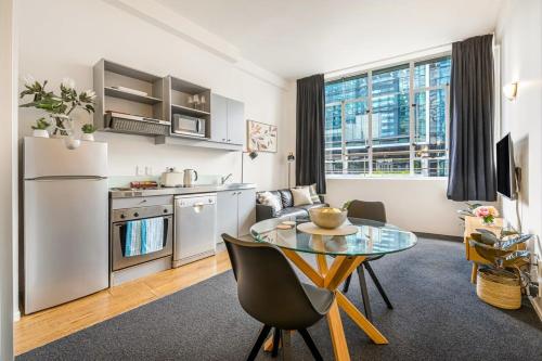 Open-plan living in the heart of CBD Zodiak Stays, Auckland (photo 2)