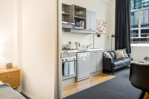 Open-plan living in the heart of CBD Zodiak Stays, Auckland (photo 3)