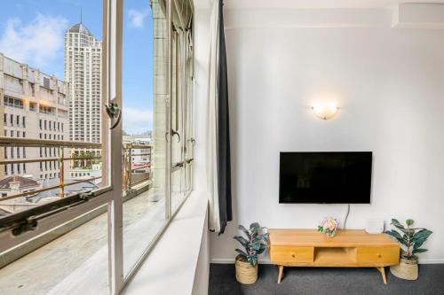 Open-plan living in the heart of CBD Zodiak Stays, Auckland (photo 8)