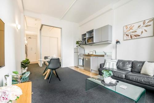 Open-plan living in the heart of CBD Zodiak Stays, Auckland (photo 9)