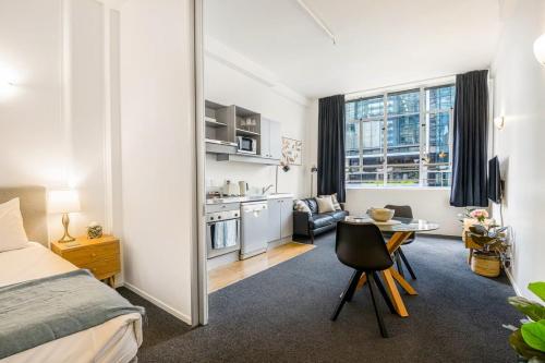 Open-plan living in the heart of CBD Zodiak Stays, Auckland (photo 10)