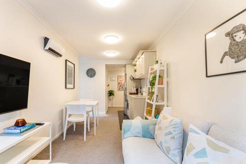 Prime location - 2BR Urban retreat I Zodiak Stays, Auckland (fotografie 2)