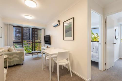 Prime location - 2BR Urban retreat I Zodiak Stays, Auckland (fotografie 8)