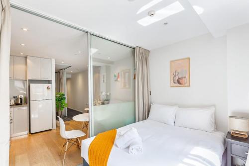 Sleek central stay with balcony by Zodiak Stays - image 2