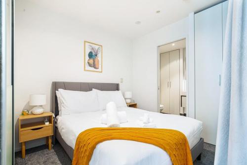 Sleek central stay with balcony by Zodiak Stays - image 5