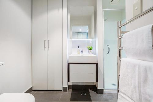 Sleek central stay with balcony by Zodiak Stays - image 4