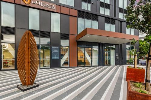 Stunning Ellerslie Apartment + Private Balcony