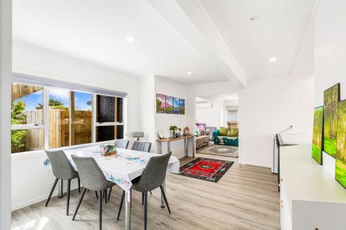 Spacious Renovated 3BR in Ellerslie I Zodiak Stays - image 2