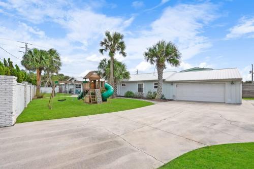 Duplex, Paradise Packs A Punch! Beachside Home, Heated Pool, Outdoor Lounge, Steps from Beach Access Duplex, Paradise Packs A Punch! Beachside Home, Heated Pool, Outdoor Lounge, Steps from Beach Access