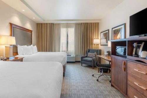 2 queen beds