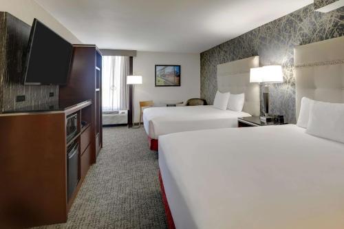 2 queen beds