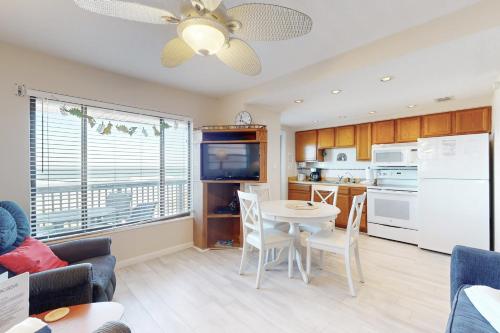 LeMar 4 2 Br condo by RedAwning – Indian Rocks Beach, FL