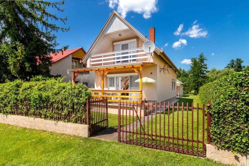 Holiday home in Balatonmariafürdo 45324 - Location saisonnière - Balatonmáriafürdő