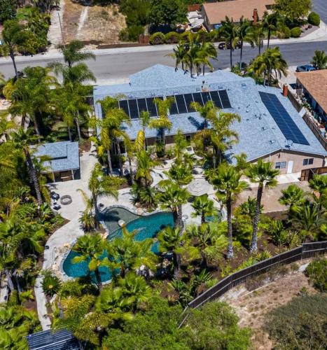 Oasis with heated pool, mini golf, hot tub & barbq area in Oceanside, USA