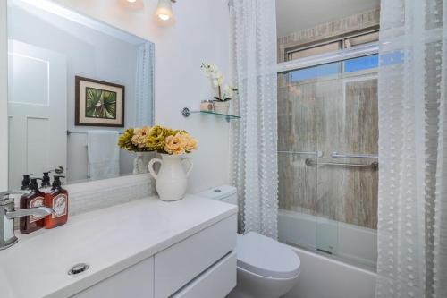 Oasis with heated pool, mini golf, hot tub & barbq area in Oceanside, USA