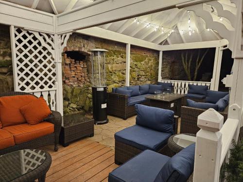 547080213 Hotel Planter