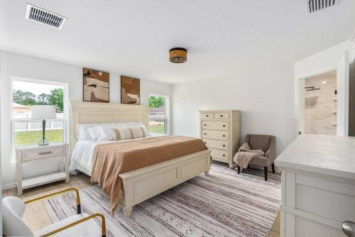 spacious 4-bedroom WITH KING BED in Palm Coast, USA