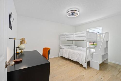 spacious 4-bedroom WITH KING BED in Palm Coast, USA