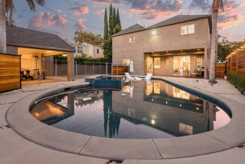 Prestigious 5BR Mansion w/ Pool, Theatre & Jacuzzi