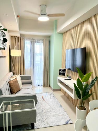 ClaySky Staycation Cozy Modern 1BR unit near MOA with Netflix & HBO Max, Manila