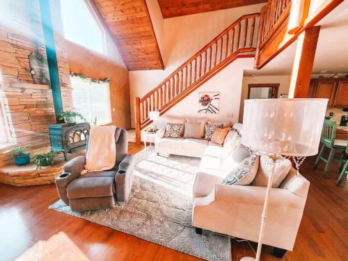 Pet Friendly Mtn Cabin on 40 Acres 2 King Beds in Leadville, USA