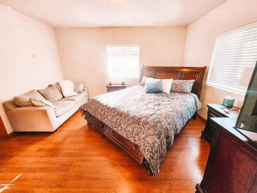 Pet Friendly Mtn Cabin on 40 Acres 2 King Beds in Leadville, USA