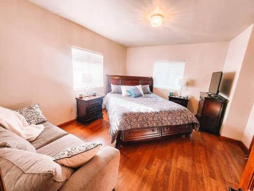 Pet Friendly Mtn Cabin on 40 Acres 2 King Beds in Leadville, USA