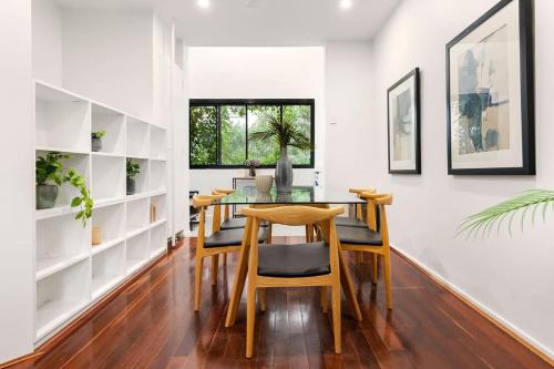 Bright Central Darlinghurst - image 4