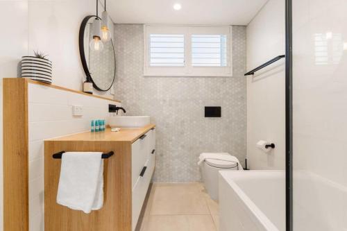 Coogee Beach Cosy Home - image 9