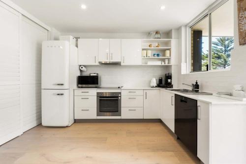 Stylish Manly Apartment with Harbour Views - image 4