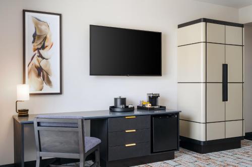 King Room with Bath Tub and Mountain View - Mobility Access