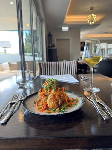 International Hotel Wagga Wagga near Wagga Wagga Airport