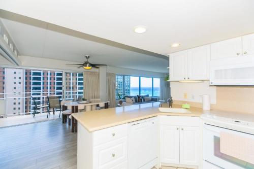 Two Bedroom Condo Overlooking Ala Wai Boat Harbor - image 8
