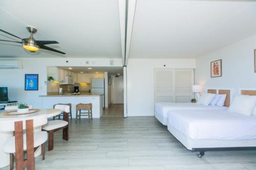 Two Bedroom Condo Overlooking Ala Wai Boat Harbor - image 6