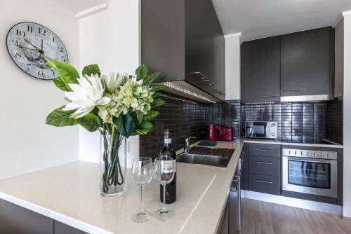 Elizabeth Bay Apmnt - Water Views & Free Parking - image 3