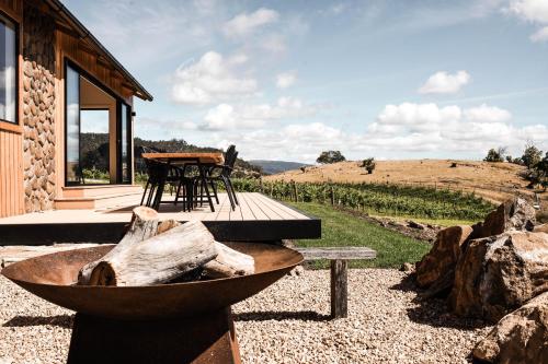 . The Picker's Hut - Luxury Farm Stay